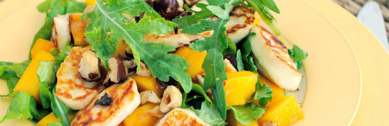 Mango-Halloumi auf Salat