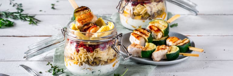 Pastasalat im Glas mit Hähnchen-Zucchini-Spiessen