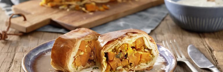 Kürbisstrudel mit Feta und Kräuterdip