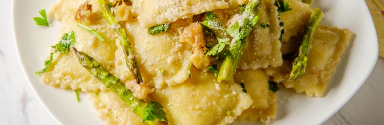 Zitronen-Ravioli mit grünem Spargel