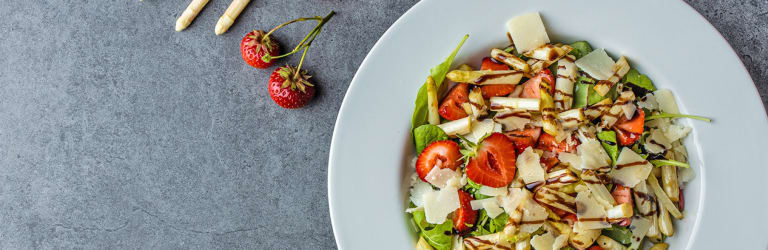 Spargelsalat mit Erdbeeren