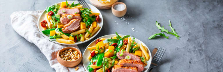 Fruchtiger Pennesalat mie gebratener Entenbrust