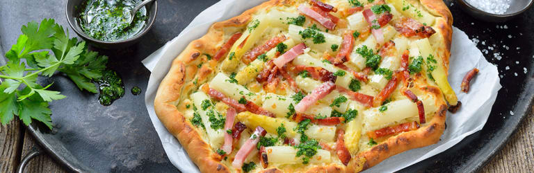 Flammkuchen mit weißem Spargel