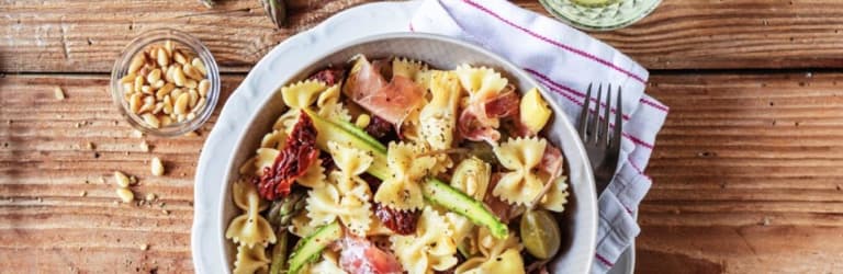 Farfallesalat mit Spargel, Artischoken und Parmaschinken