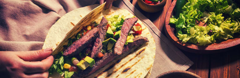 Rindfleisch-Wraps mit Avocado-Tomaten Salsa