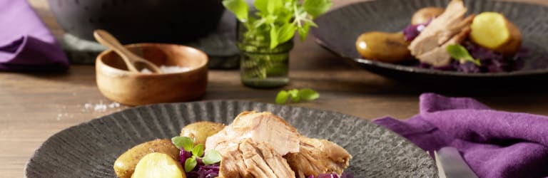 Schweinefilet Confit mit Kartoffeln und Rotkohl