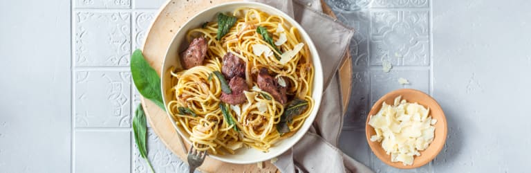 Linguine mit gebratener Geflügelleber in Salbeibutter
