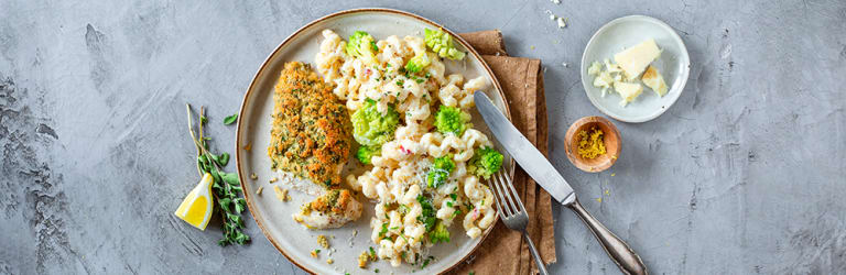 Parmesan-Kräuter-Hähnchen mit Pasta in Käsesoße