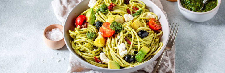 Bunter Spaghetti-Salat mit Bärlauchpesto