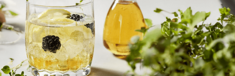 Cocktail mit Quittensirup, Brombeeren und Thymian