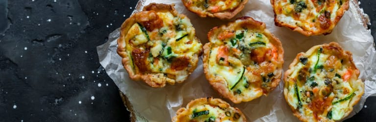 Mini-Quiches mit Lachs und Zucchini
