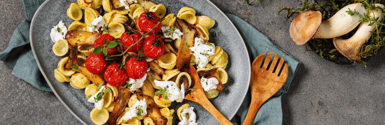 Warmer Pastasalat mit Kräuterseitlingen