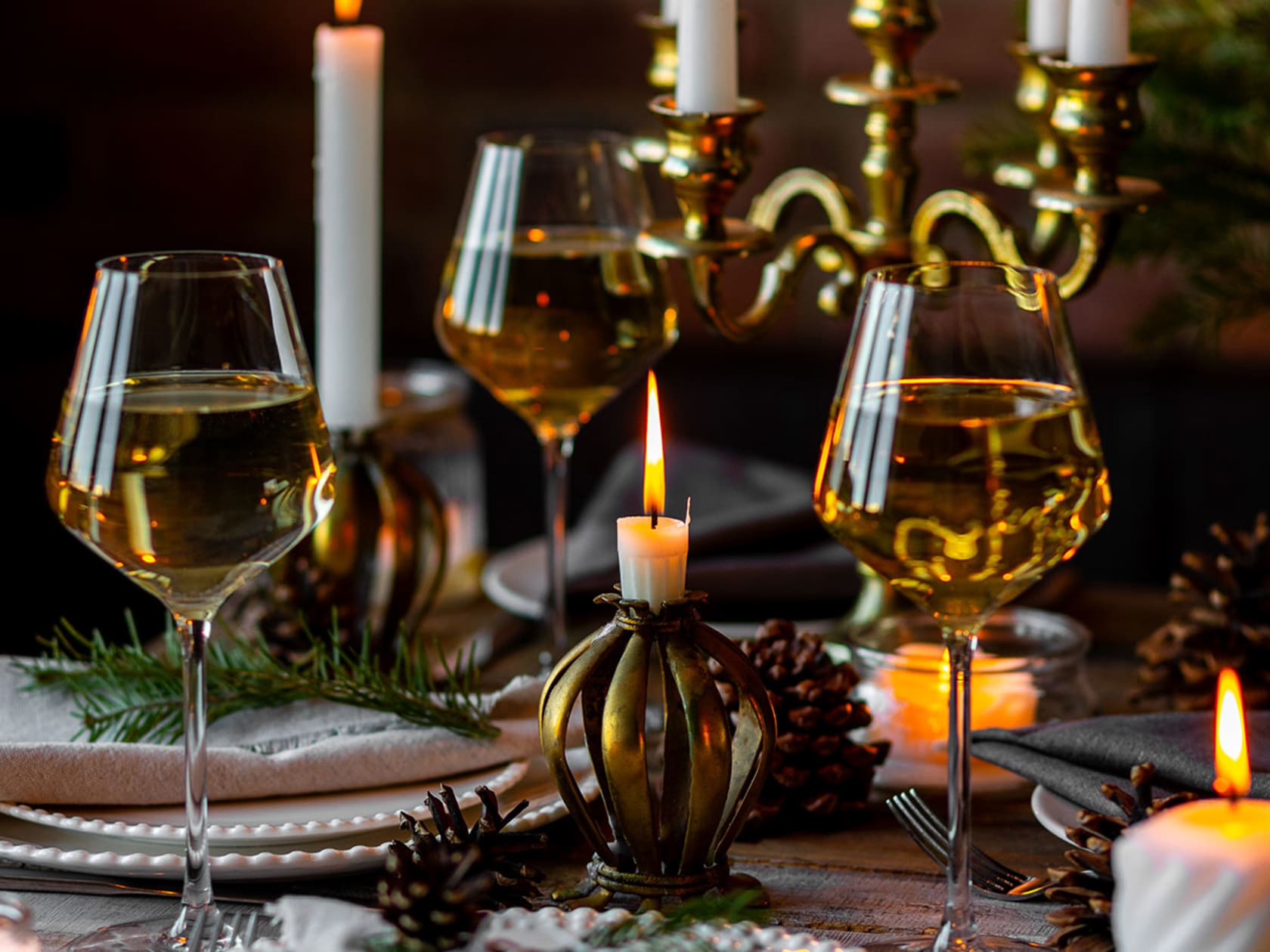 Festlich gedeckte Tafel zu Weihnachten mit Wein