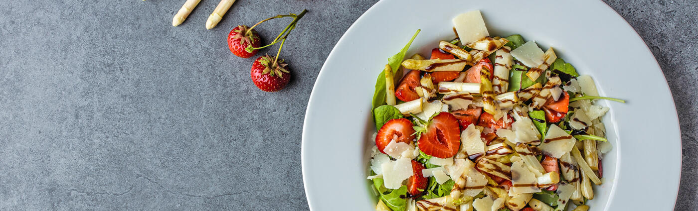 Spargelsalat mit Erdbeeren