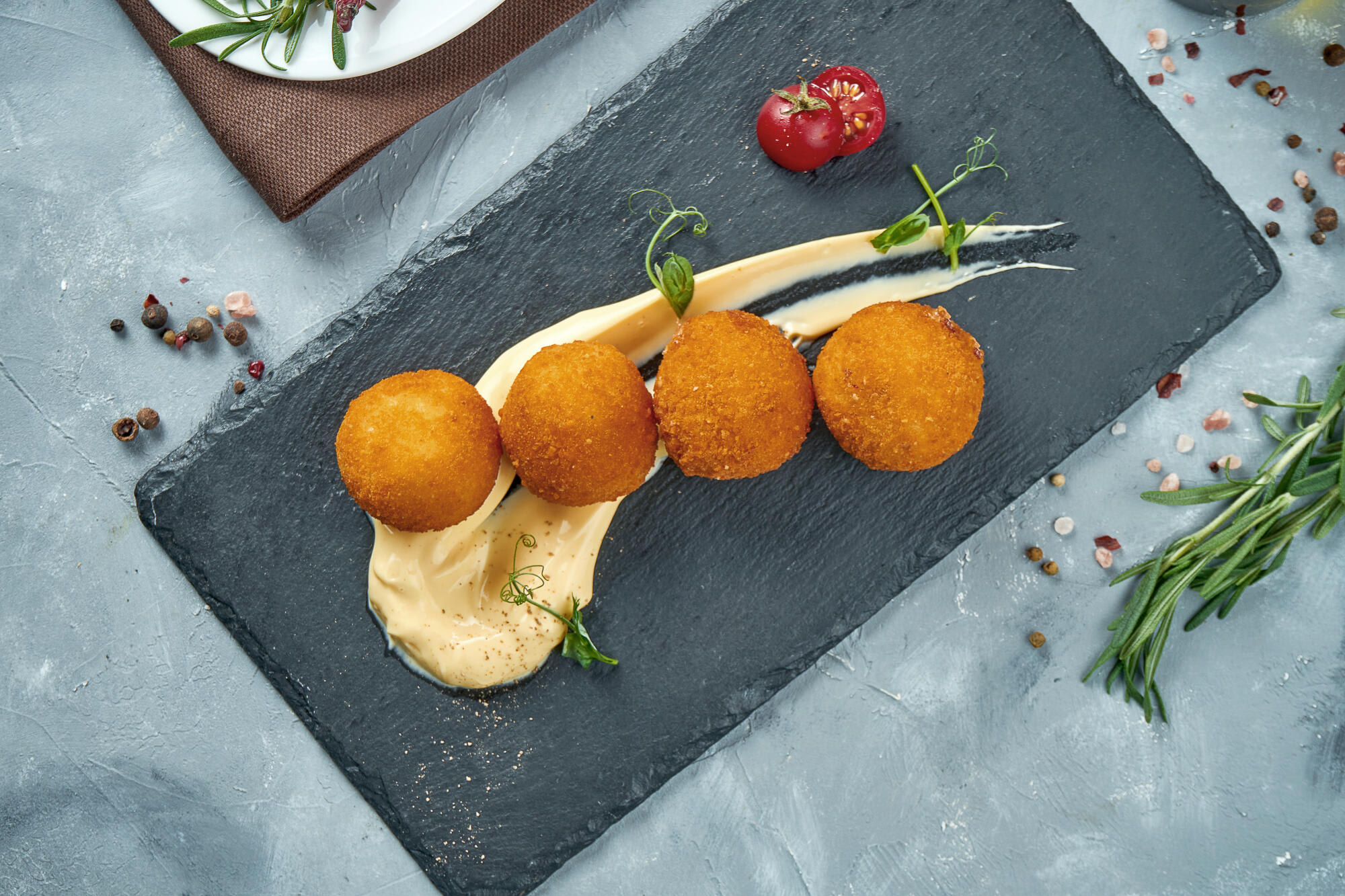 Risotto-Kroketten mit Kopfsalatsushi