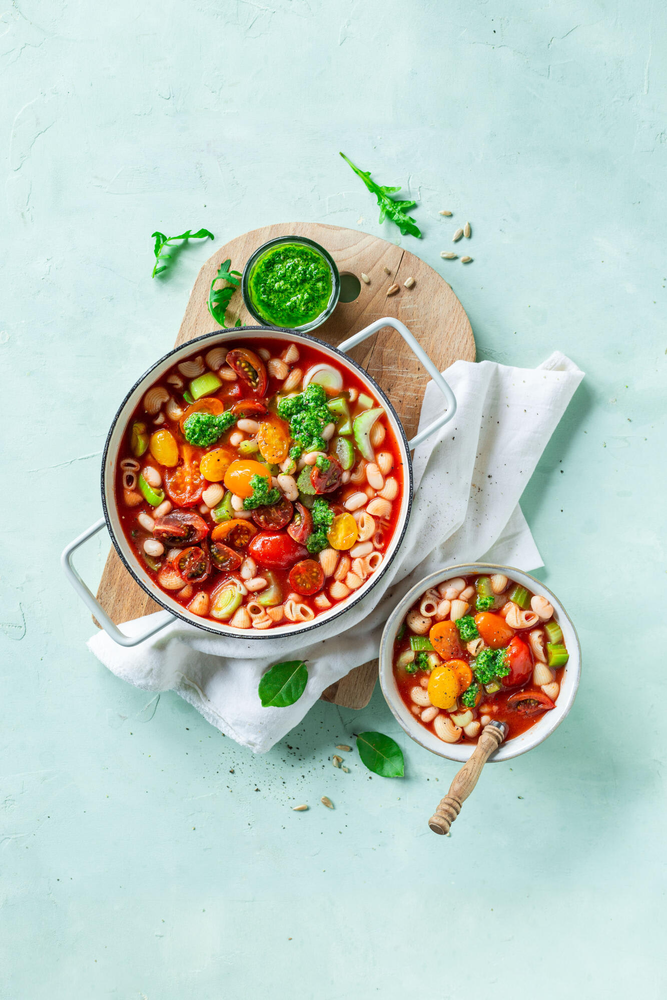 Tomaten-Minestrone mit Joghurtfrischkäsebällchen