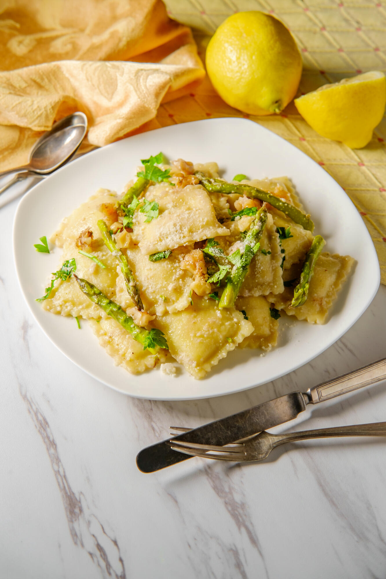 Zitronen-Ravioli mit grünem Spargel