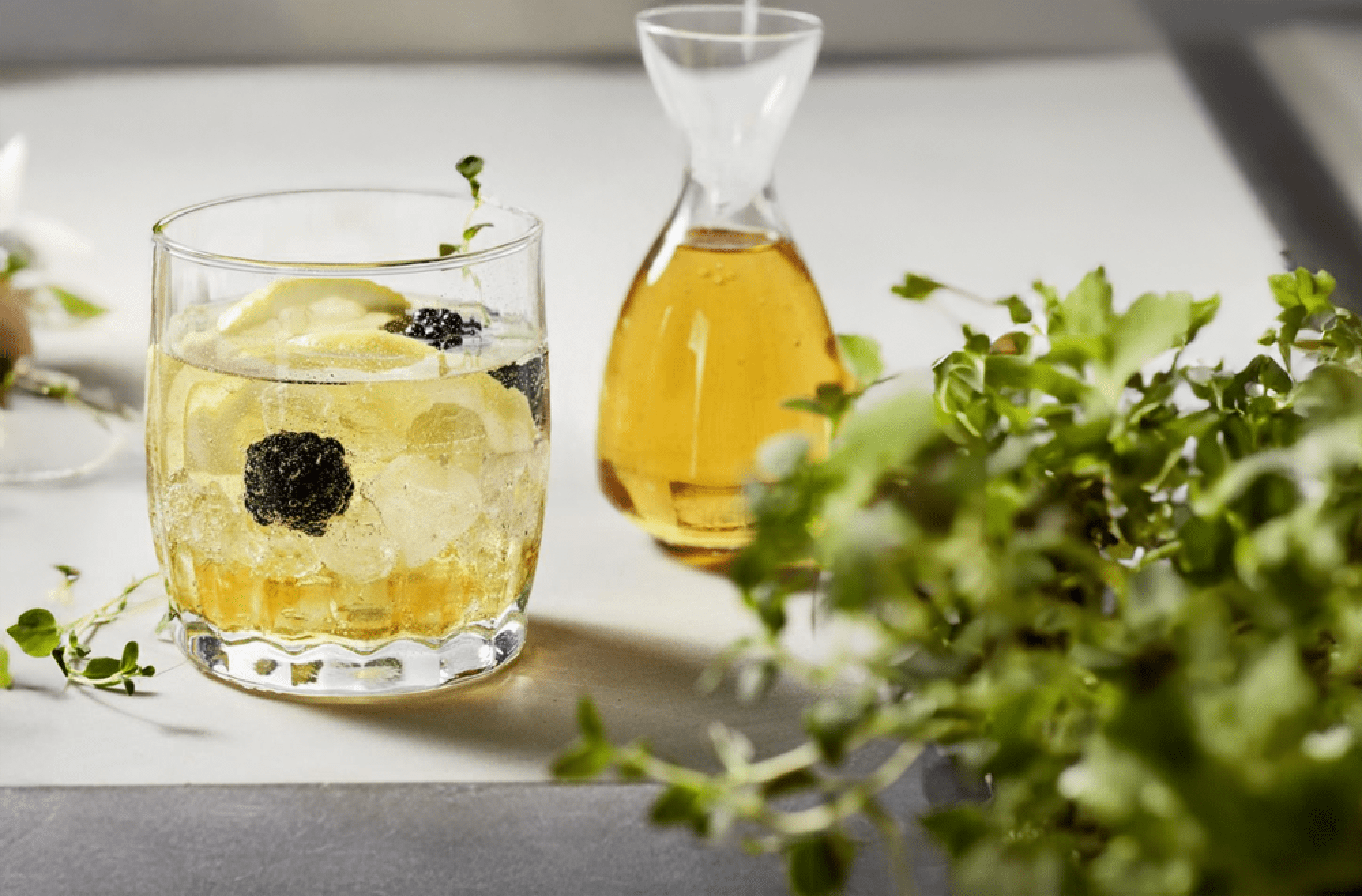 Cocktail mit Quittensirup, Brombeeren und Thymian