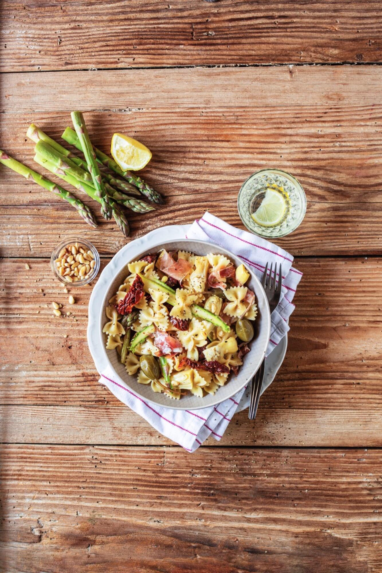 Farfallesalat mit Spargel
