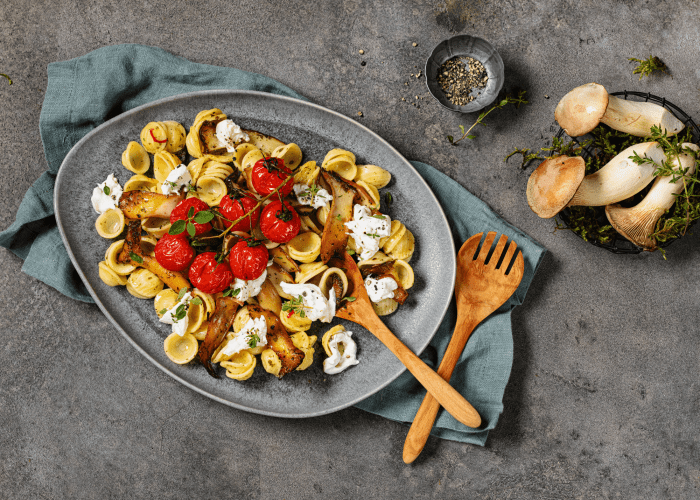 Warmer Pastasalat mit Kräuterseitlingen