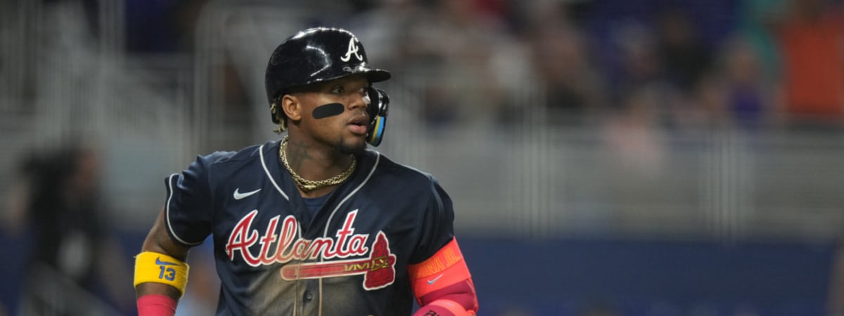 Switch-hitter Ozzie Albies makes call to bat right vs. RHP, hits HR