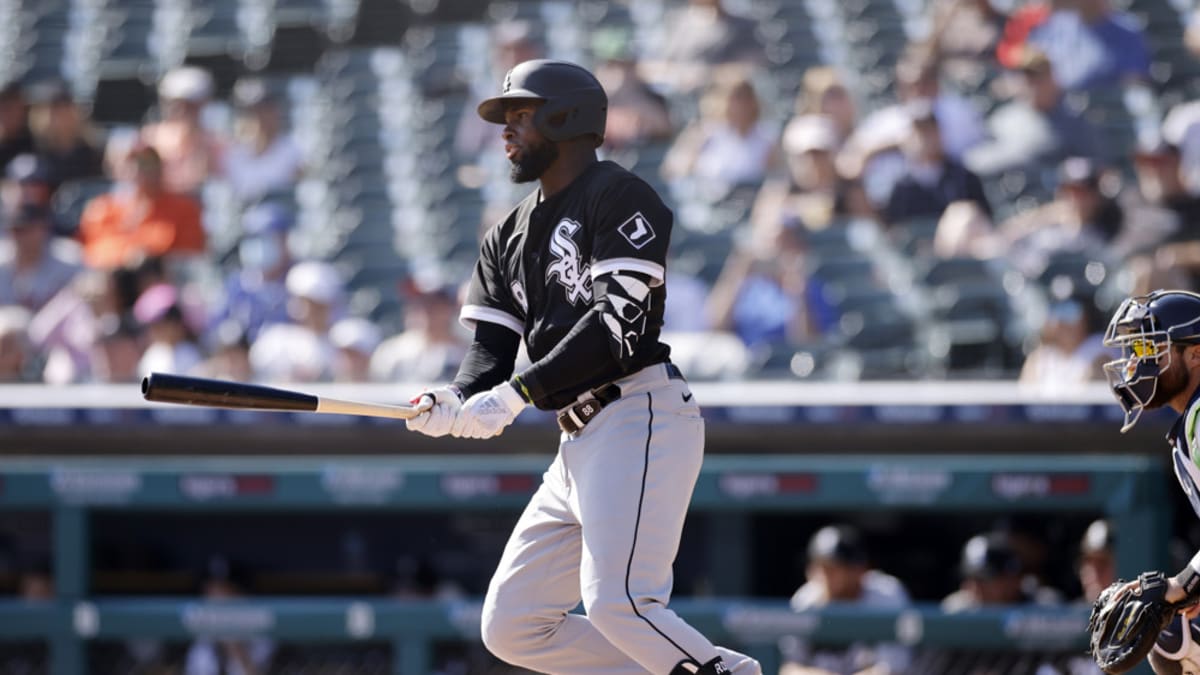 White Sox outfielder Luis Robert leaves game with sore right knee