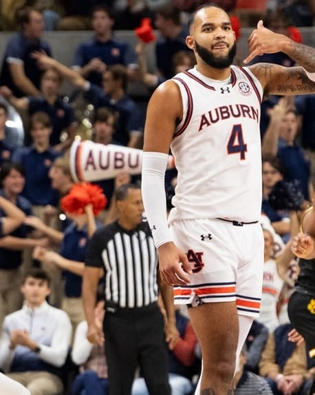 College Basketball DFS: Picks & Preview for Sunday's NCAA Tournament Elite 8