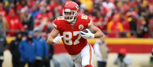 Kansas City Chiefs running back Derrick Gore (40) rushes past Las Vegas  Raiders defenders for a