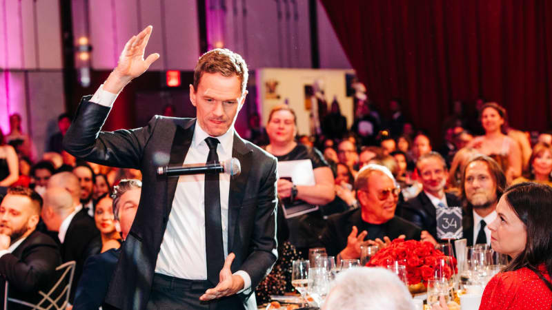 In a crowded Ziegfeld Ballroom, Neil Patrick Harris performs and illusion where a microphone floats mid air.