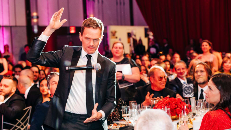 In a crowded Ziegfeld Ballroom, Neil Patrick Harris performs and illusion where a microphone floats mid air.