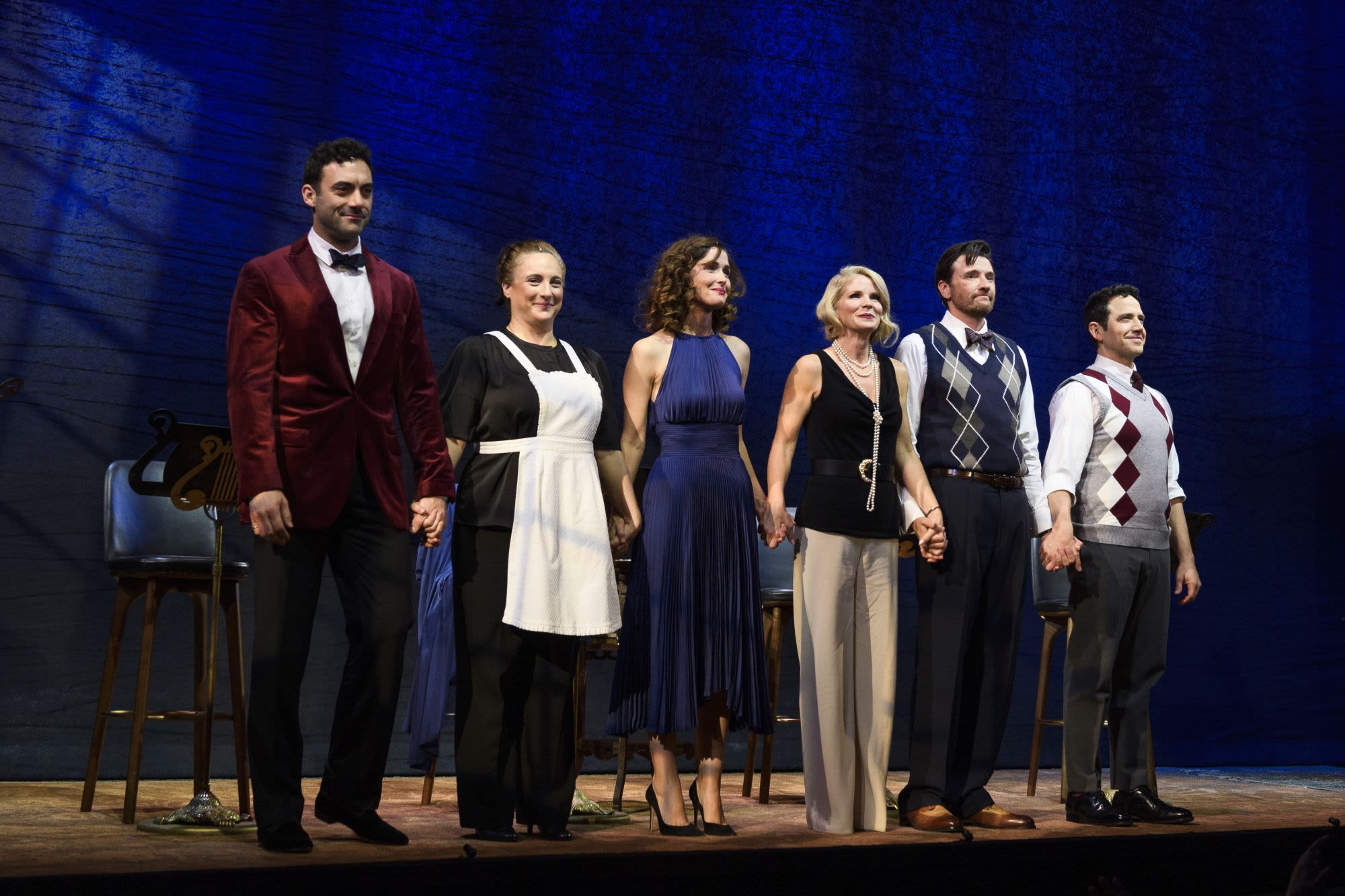 The Cast of Fallen Angels bowing on stage. Photo by Paula Abreu Pita.