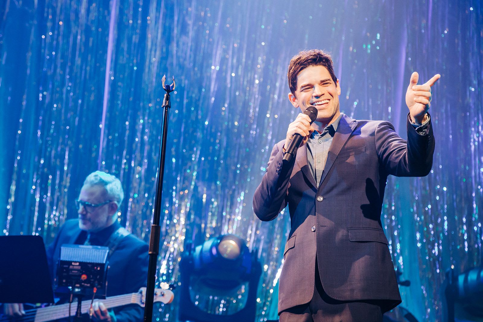 Jeremy Jordan singing at Roundabout gala.