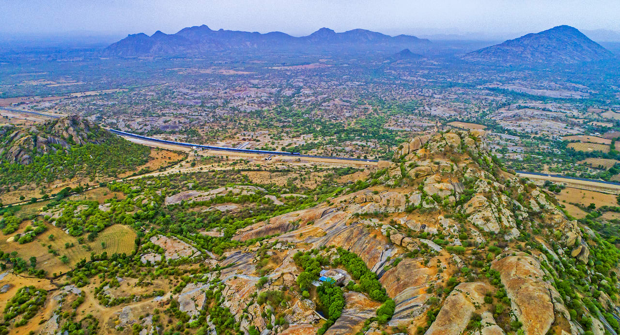 Theories about why leopards have penetrated human habitation abound. Some believe that Bera’s scrub and rocky landscape is ideal for leopards, as the hills have natural caves where the leopards spend their days, and tree cover for their hunting hours, after dark. Others suggest that the leopards’ presence is a result of habitat fragmentation and diminishing prey base. Near human habitation, these big cats find the promise of food. 