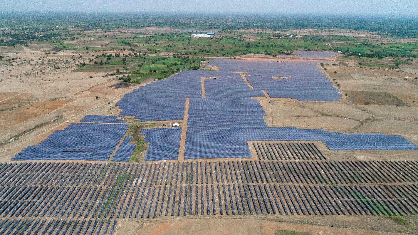 (Left) Transmission lines at the Naliya grassland in Kutch (left) puts the critically endangered great Indian bustard at risk. (Right) In some areas of Maharashtra, solar power plants have been set up on grasslands often considered “wasteland’.    Photos: Devesh Gadhavi (left), Thomas Lloyd Group, CC BY-SA 4.0 (right) 