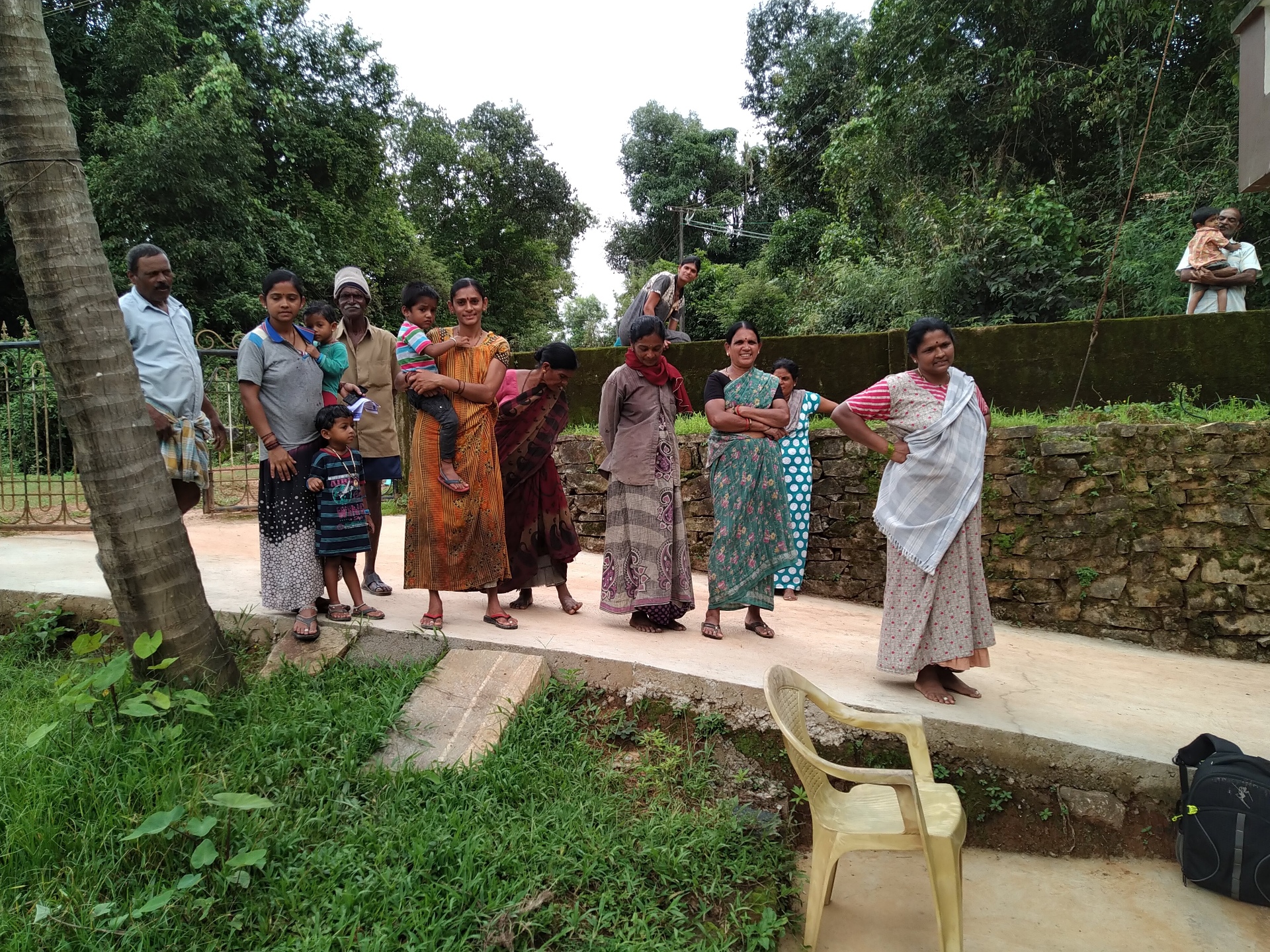 As is often the case when a snake is being rescued, neighbours gather to watch the action. Photo: Nisarg Prakash
