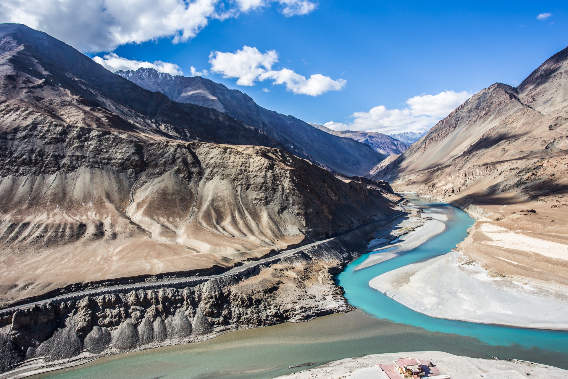 In the beautiful Nimmu valley, the Zanskar river meets and feeds Ladakh’s lifeline, the Indus river. Photo: Pawika Tongtavee/Shutterstock 