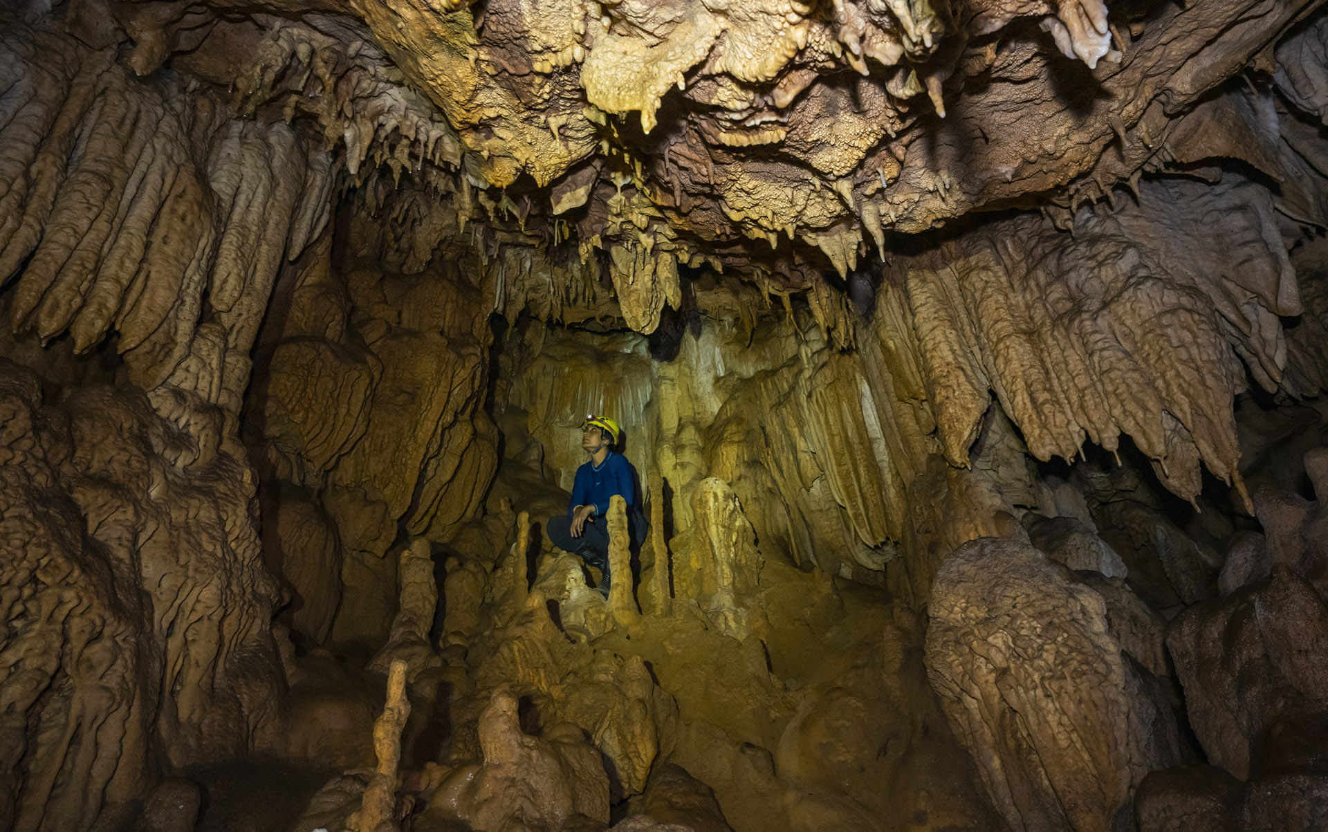 As acidic water drips through the cracks and deep crevices already forming, the cavities widen. Water continues to seep through the rock strata till it reaches a layer that is saturated with water. Here it stagnates to form pools, and then starts flowing horizontally, to create the spectacular horizontal caves that dominate the region. Studies show that it takes over 100,000 years for the cavities to grow wide enough to hold a human.