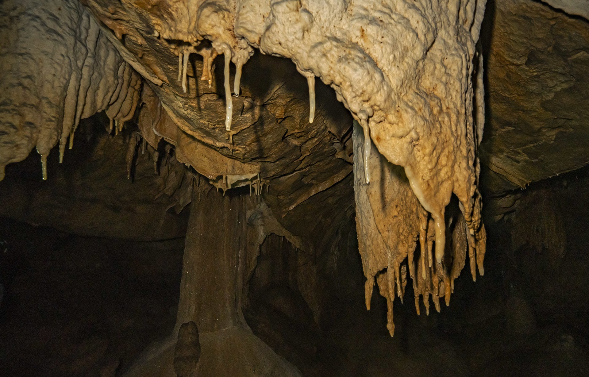 meghalaya-caves-formation-stalactites-straws