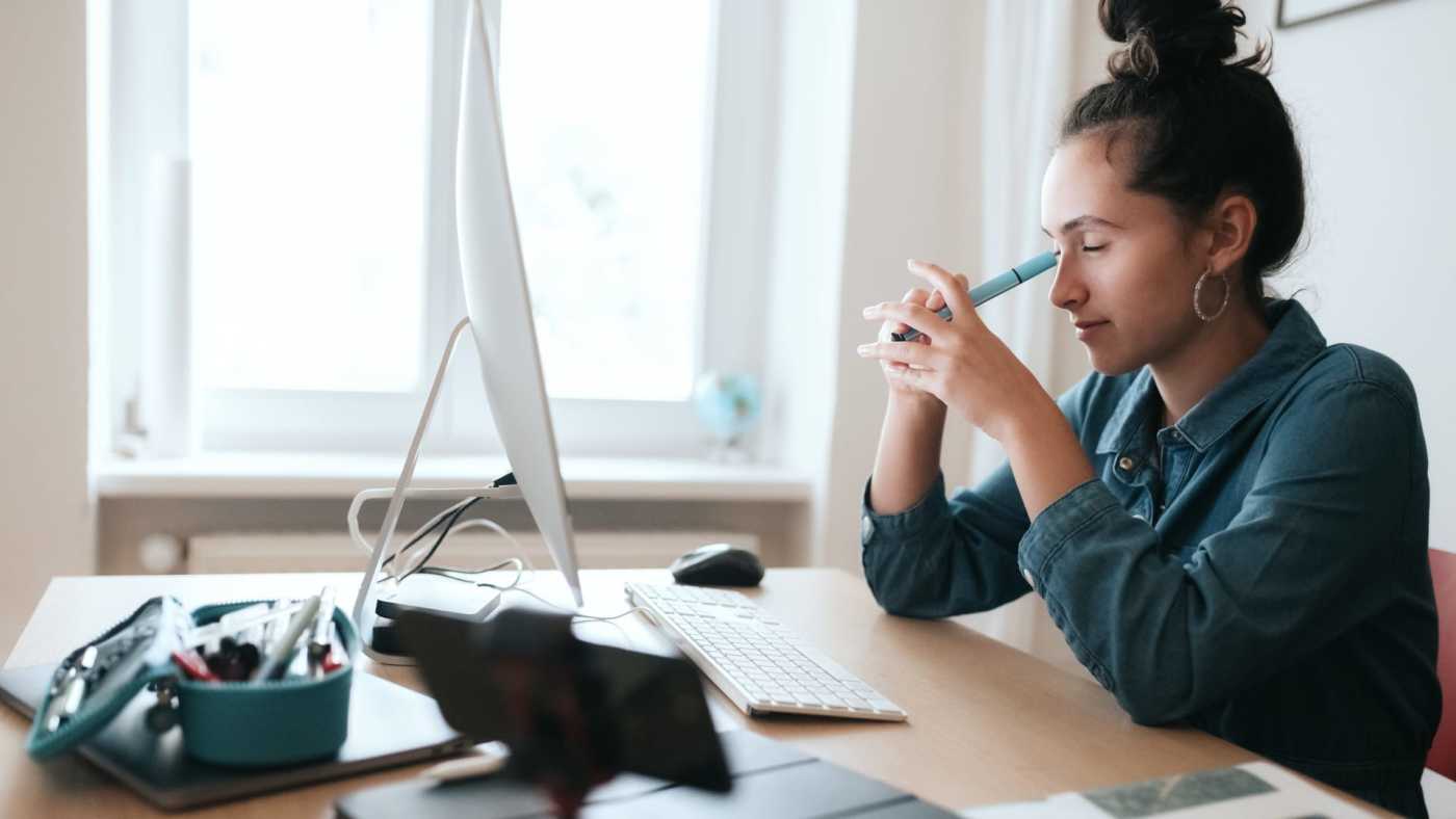 Learn to Navigate Distractions