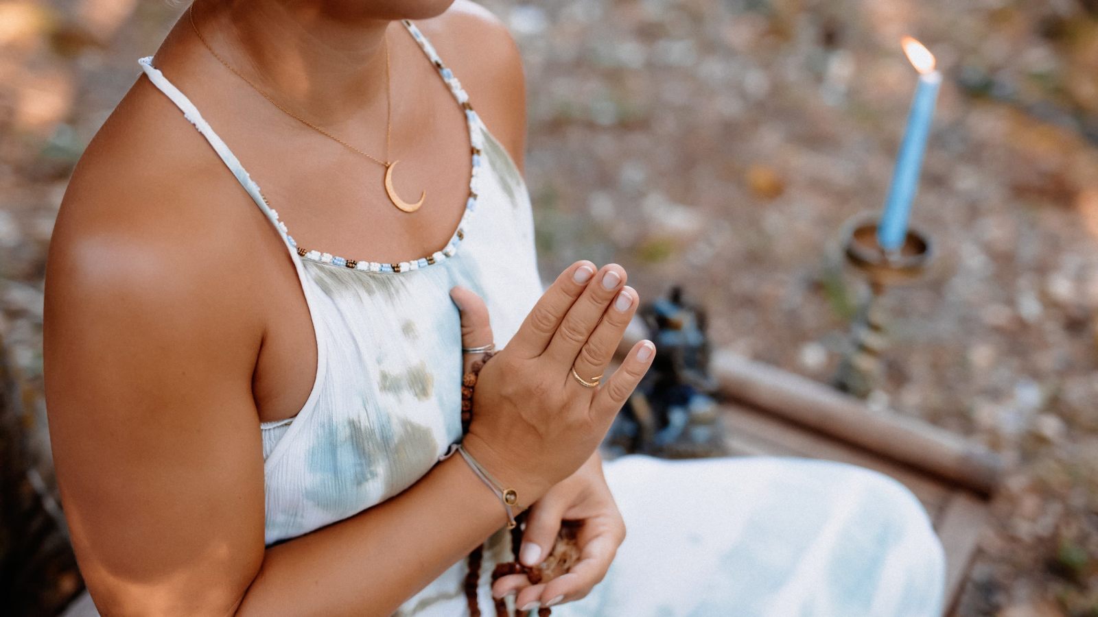 5 Benefits of Chanting Mantra | RoundGlass Living