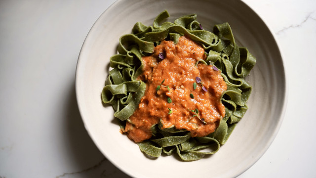 Spinach Fettuccine with Roasted Tomato Sauce