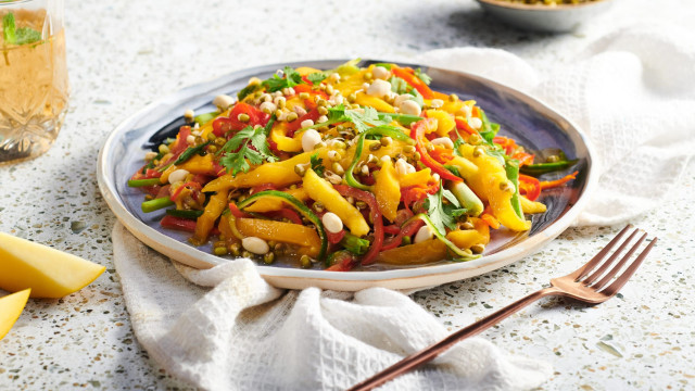 Spicy Mango & Bean Sprout Salad