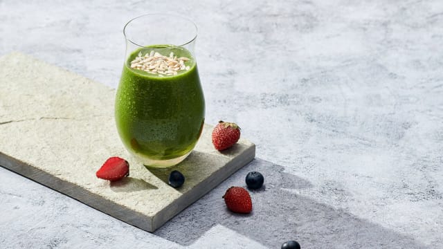 Avo-Berry Fruit & Greens Smoothie