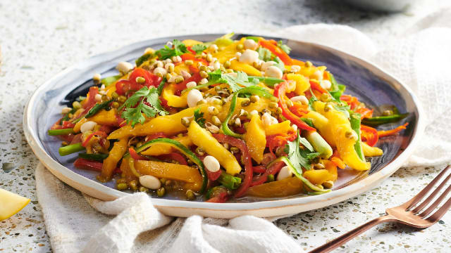 Spicy Mango & Bean Sprout Salad