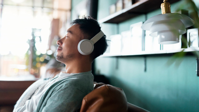 Melt Stress from Head to Toe