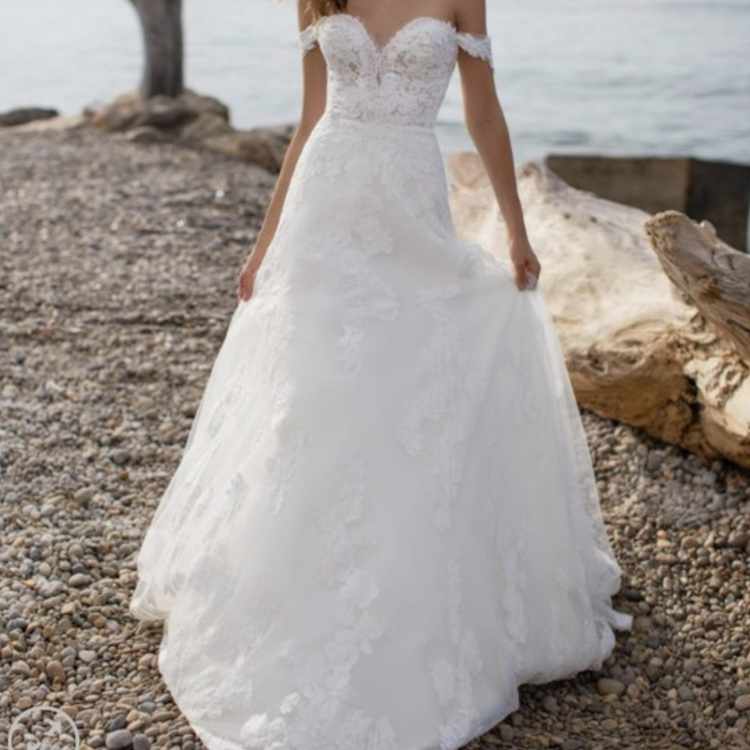 New* Wedding Dress (Never Worn) - PRONOVIAS White One - OLIOLA Dress |  rowely