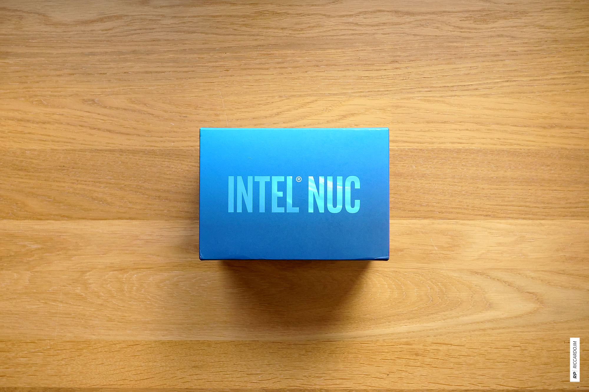 Intel NUC 10 Performance: piedini e attacco VESA.