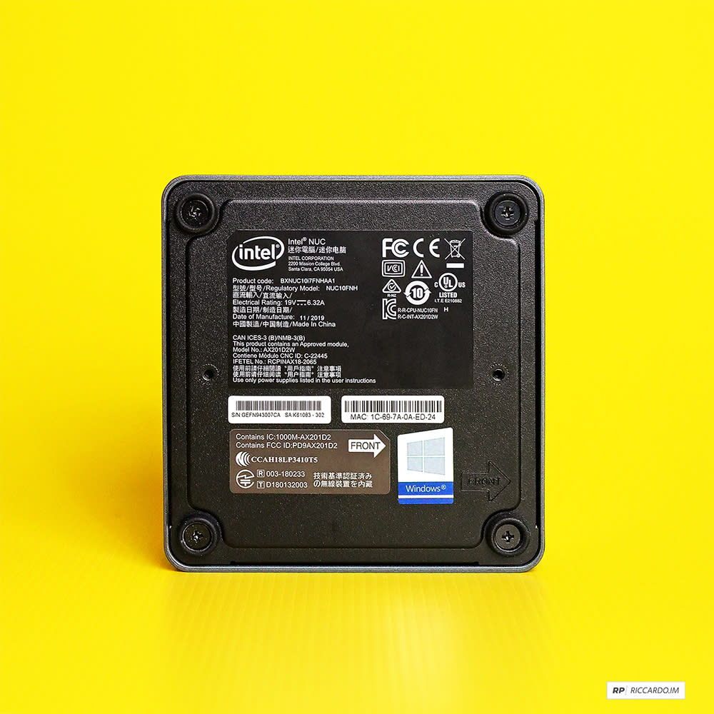 Intel NUC 10 Performance: piedini e attacco VESA.