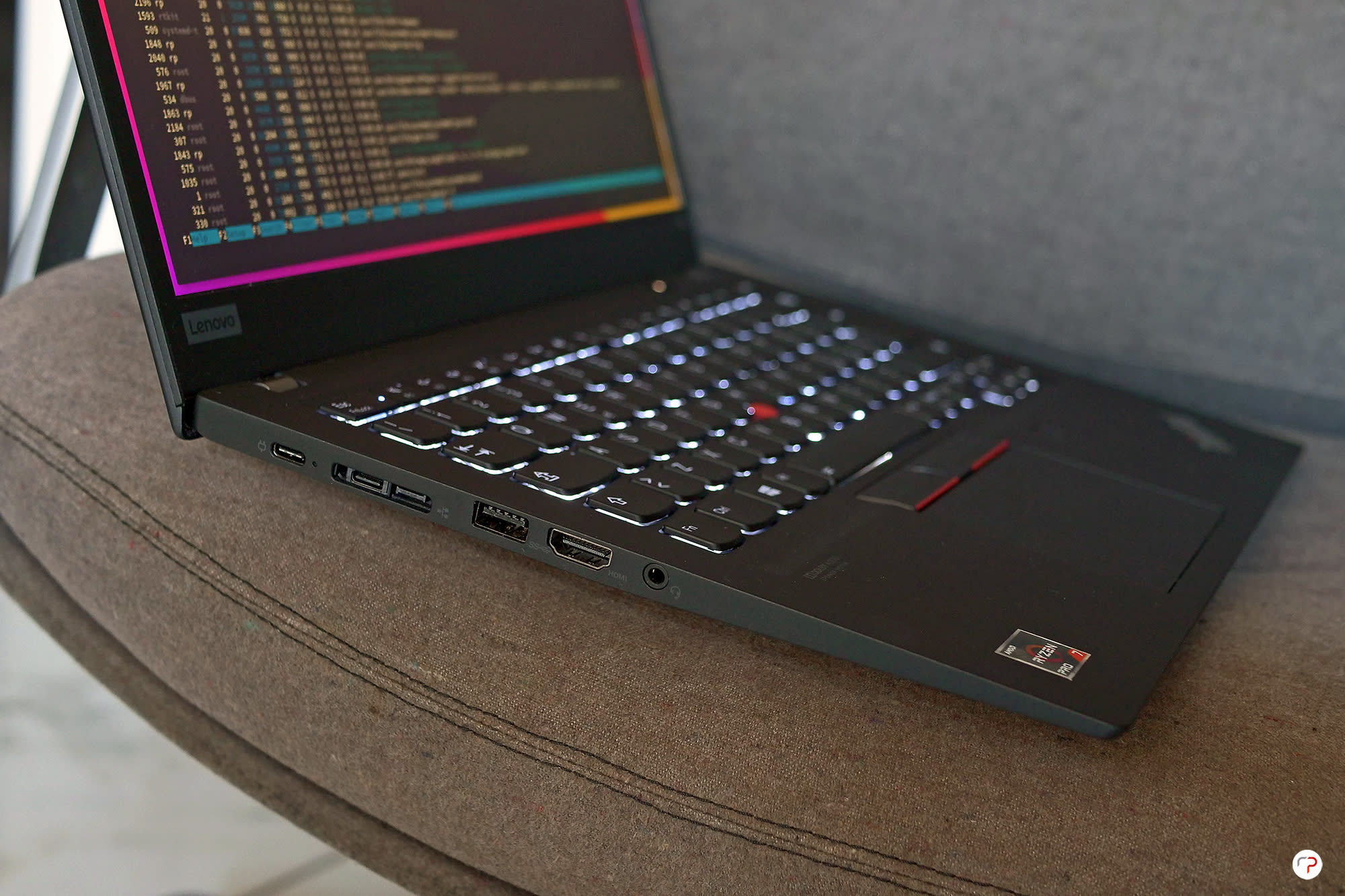 ThinkPad T14s: porte USB-C e HDMI.