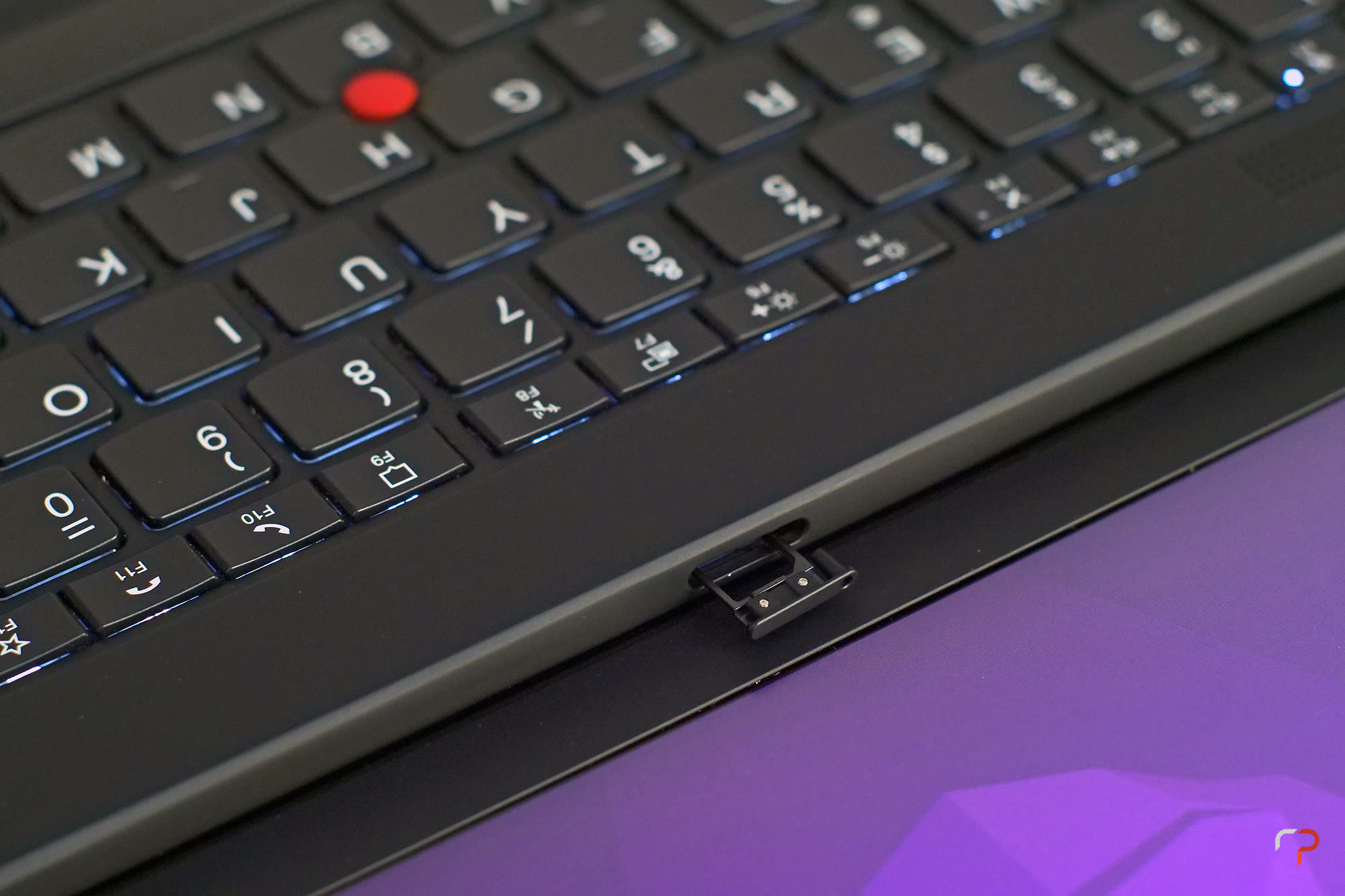Lenovo ThinkPad X1 Nano: slot nanoSIM.